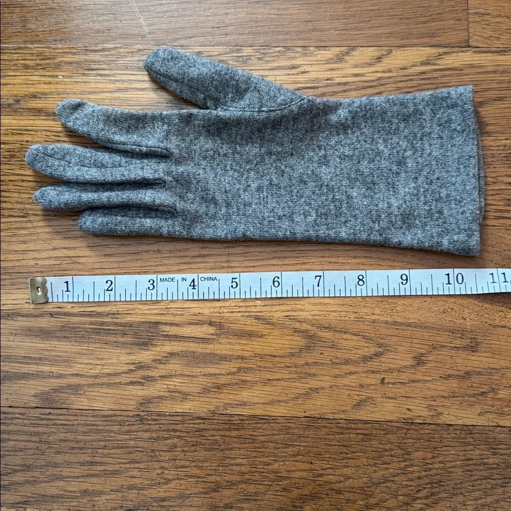 🧤Women’s light gray wool/cashmere gloves. Size S.